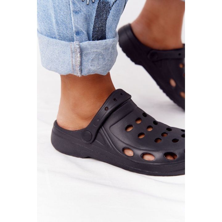 Šlepetės juodos ventiliuojamos su dirželiu Ideal Shoes