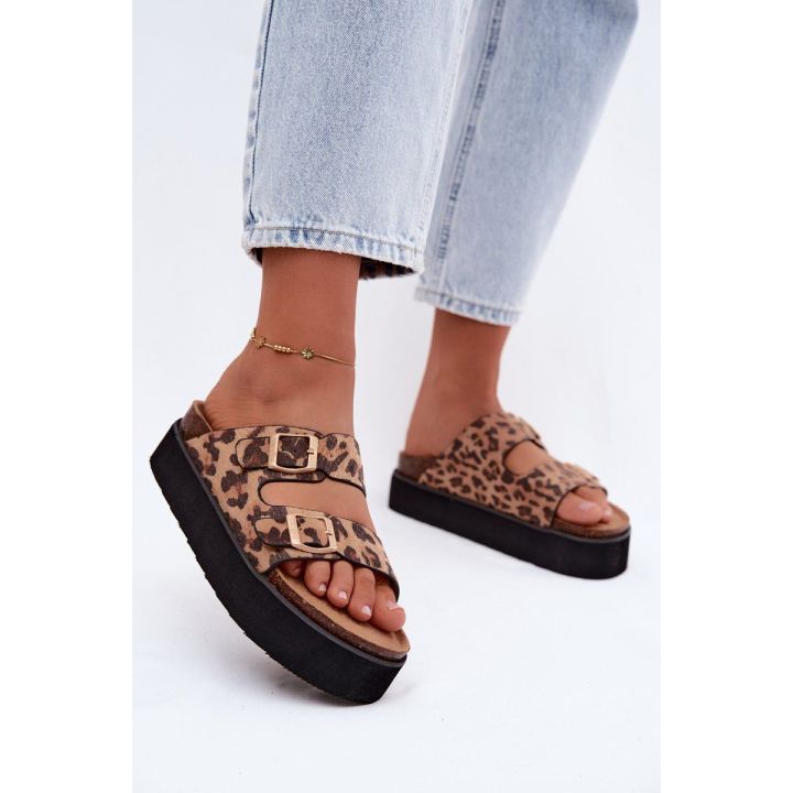 Moteriškos lakinės platforminės šlepetės su auksinėmis sagtelėmis Lee Cooper LCW-26-35-4459L, juodos