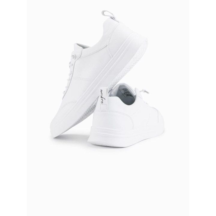 Vyriški balti sportinio stiliaus batai su siuvimo detalėmis
