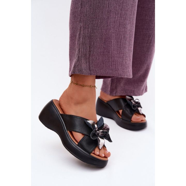 Juodos odinės basutės su platforma ir gėle Step in Style