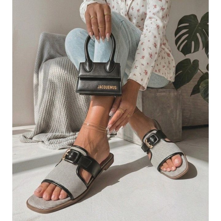 Juodos moteriškos šlepetės su dekoratyvine sagtimi Isadora
