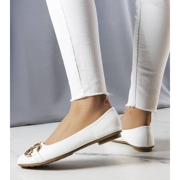 Baltos spalvos bateliai