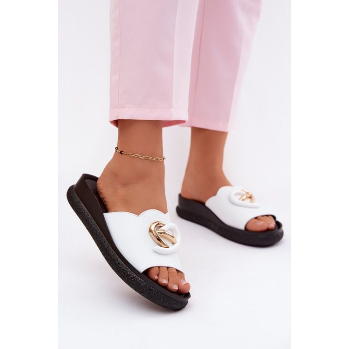 Baltos basutės su dekoratyvine detale Step in style