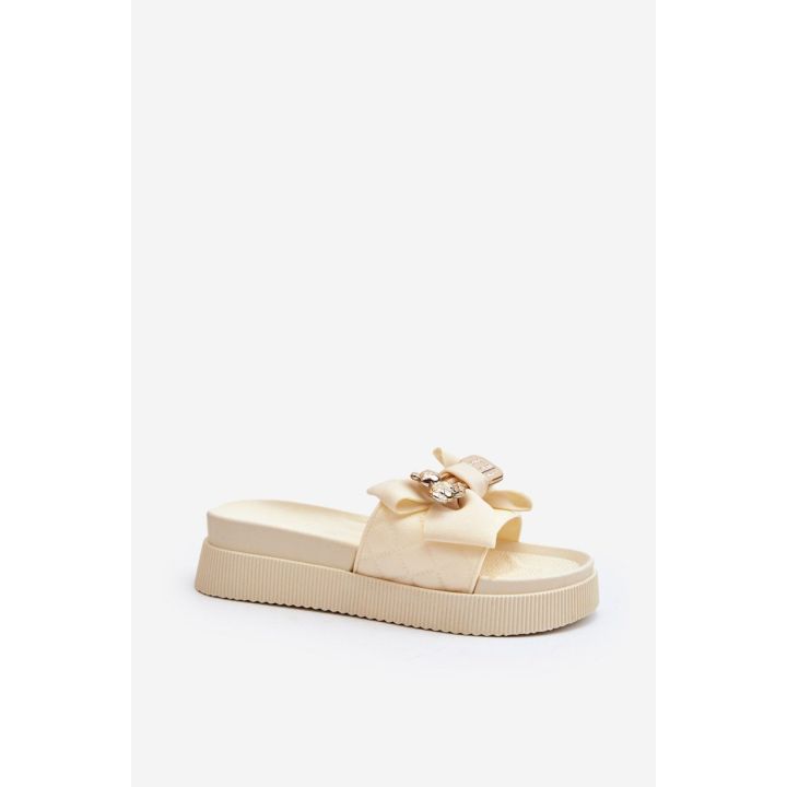 Kreminės platforminės basutės su kaspinu Step in style