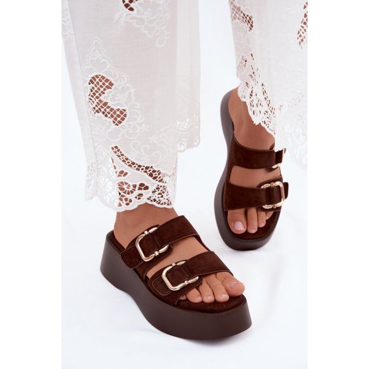 Moteriškos platforminės šlepetės su sagtimis, šokolado spalvos