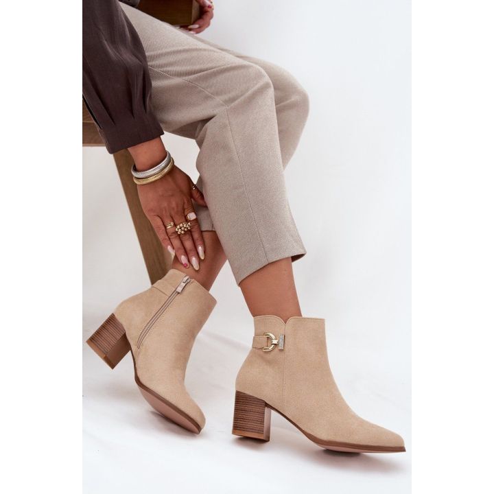 Moteriški aulinukai su kulnu ir dekoratyvine detale, smėlio spalvos