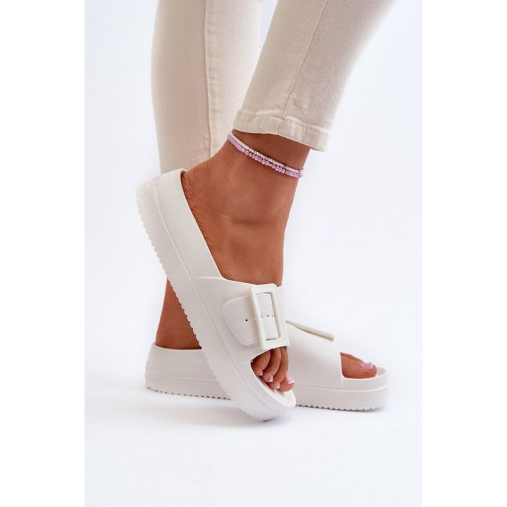 Baltos platforminės basutės su sagtimi Step in style