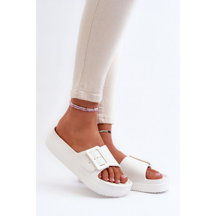 Baltos platforminės basutės su sagtimi Step in style