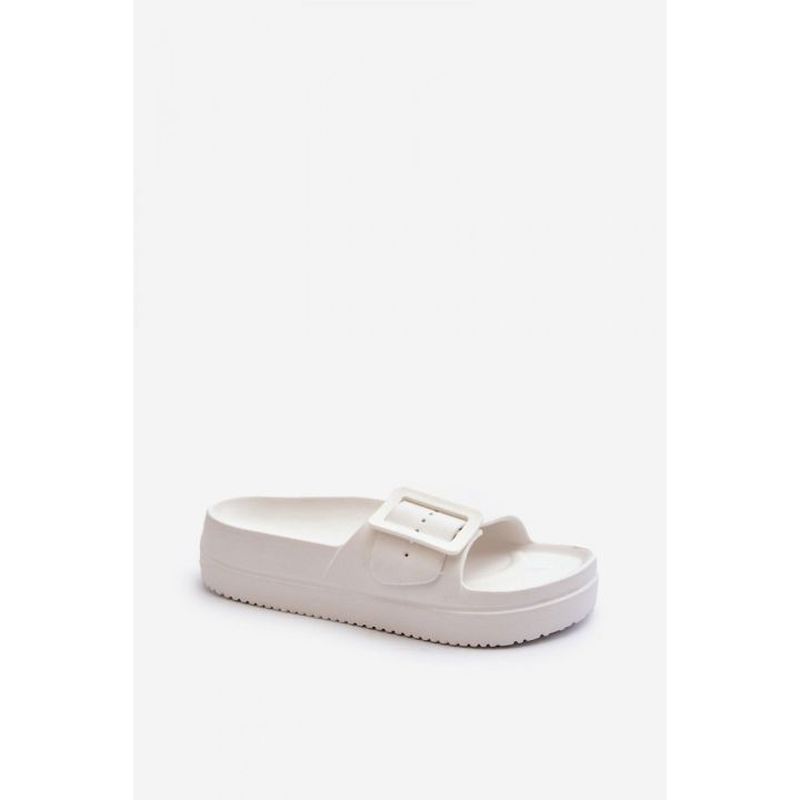 Baltos platforminės basutės su sagtimi Step in style