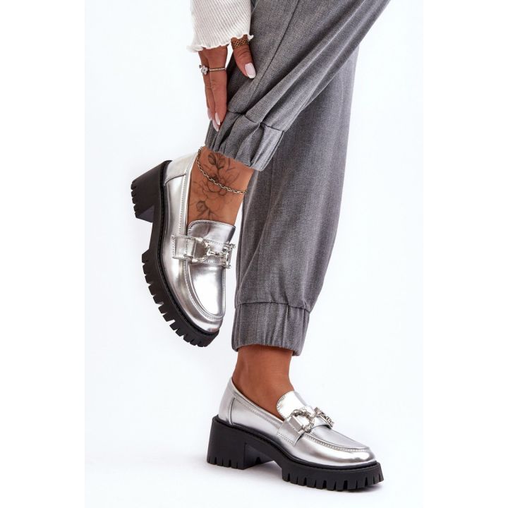 Sidabro spalvos aulinukai su dekoratyvine sagtimi Step in style