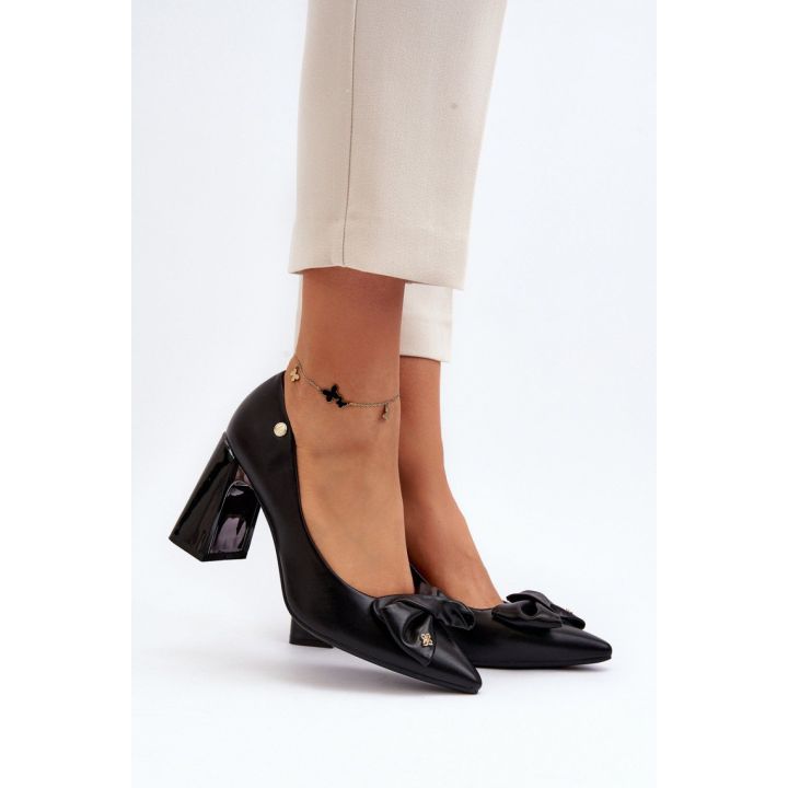 Juodi aukštakulniai bateliai su kaspinėliu Step in style