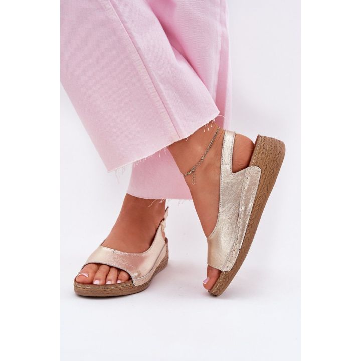 Aukso spalvos basutės su kulnu Step in style
