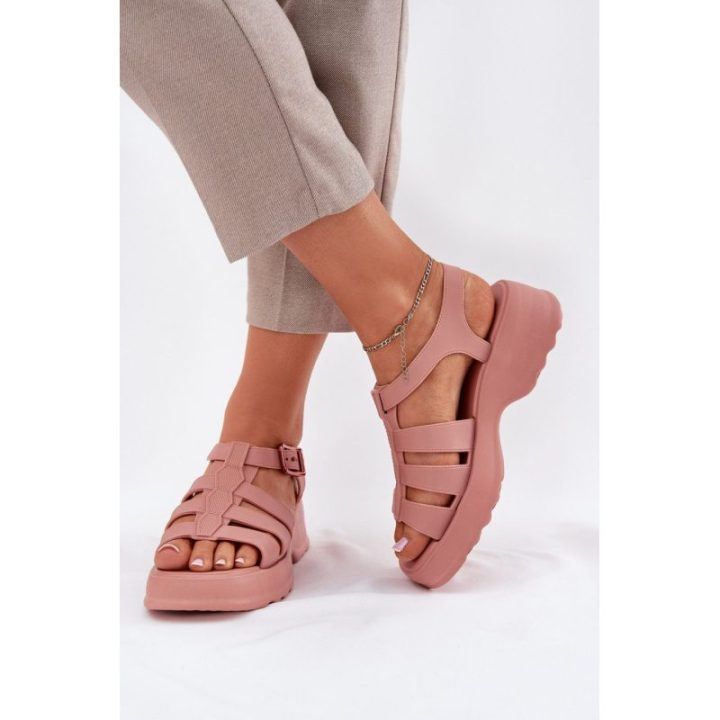 Rožinės basutės su platforma ir sagtimi Step in style