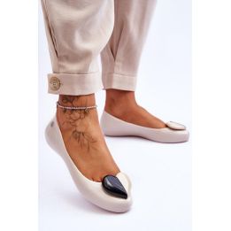 Kreminės balerinos su dekoratyvine detale Step in style