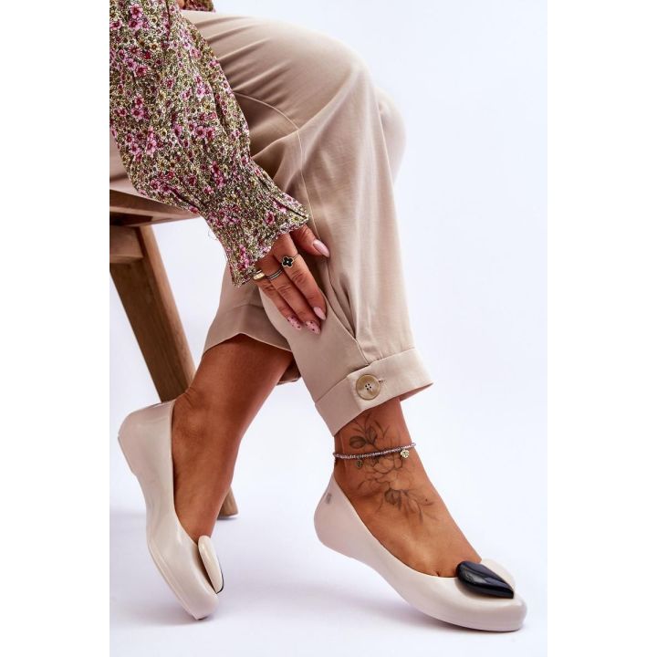 Kreminės balerinos su dekoratyvine detale Step in style
