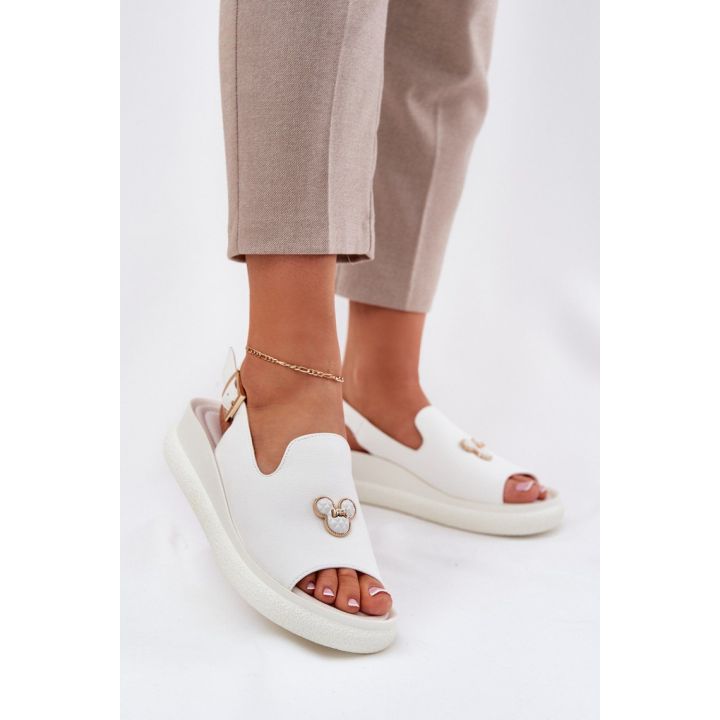 Baltos basutės su platforma ir dekoratyvine detale Step in style