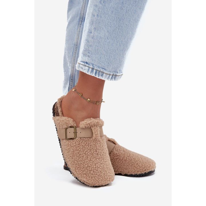Smėlio spalvos šlepetės su sagtimi Step in style