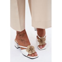 Basutės su kulnu ir gėlės detale Step in style