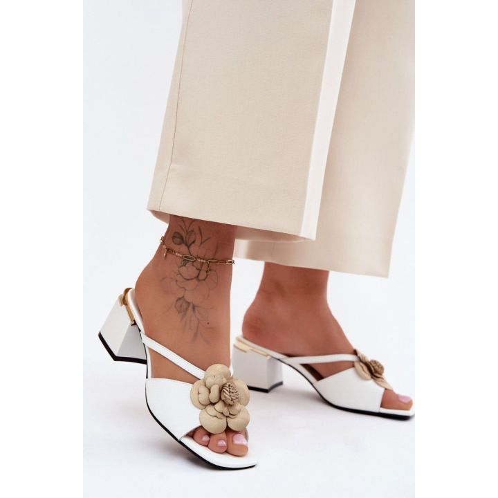 Basutės su kulnu ir gėlės detale Step in style