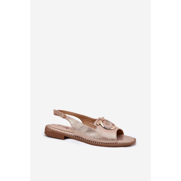 Auksinės spalvos basutės su dekoratyvine sagtimi Step in style