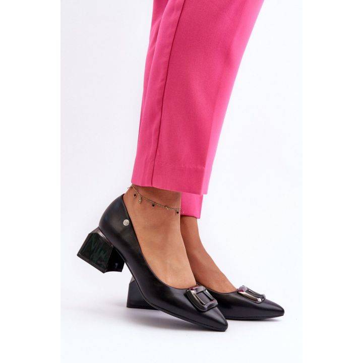 Juodi aukštakulniai bateliai su dekoratyvine sagtimi Step in style