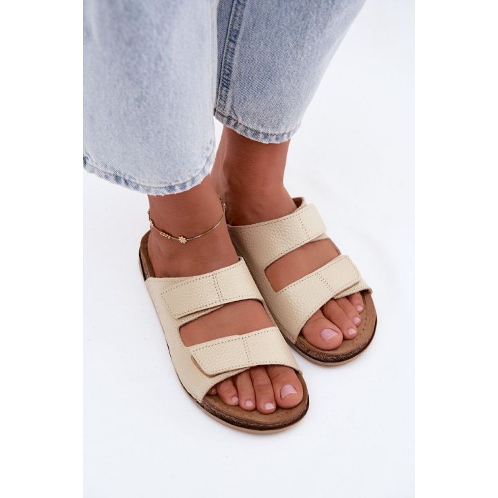 Moteriškos odinės šlepetės su lipdukais, šviesiai smėlio spalvos