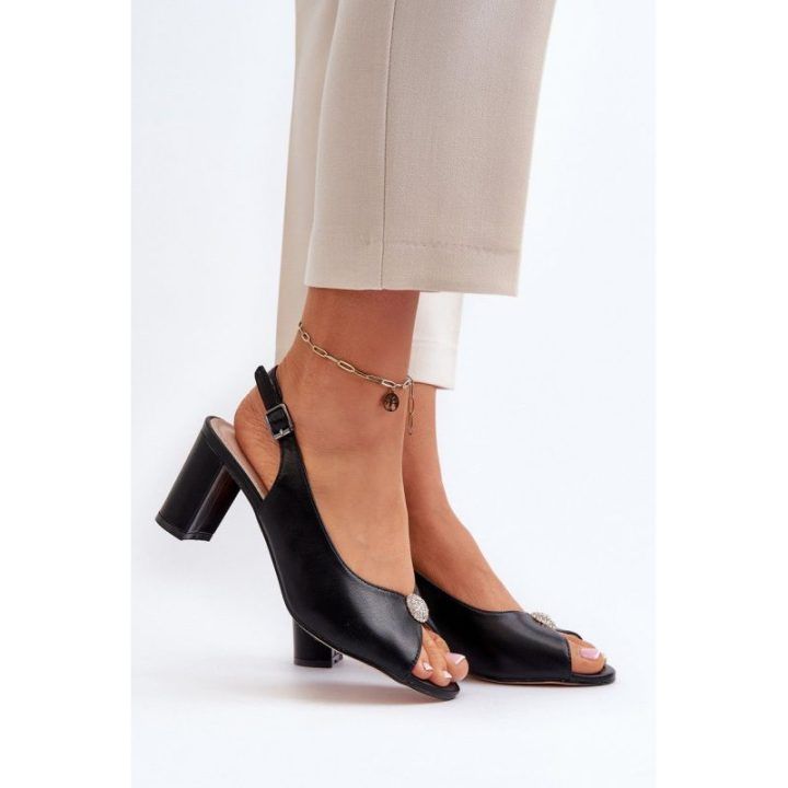Elegantiški sandalai su ornamentu ant kulno Juoda Trasea
