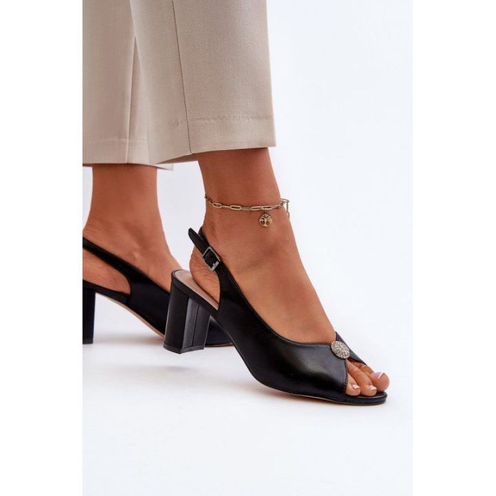 Elegantiški sandalai su ornamentu ant kulno Juoda Trasea