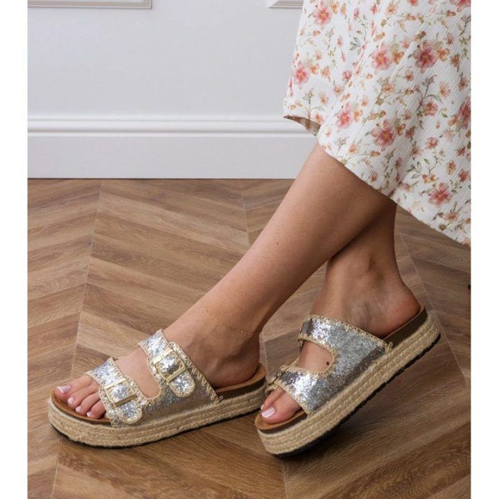 Šlepetės sidabrinės blizgios su sagtimis espadrilės platforma