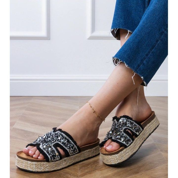 Juodos espadrilės su akutėmis ir platforma