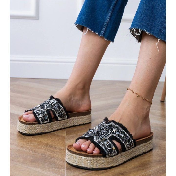 Juodos espadrilės su akutėmis ir platforma