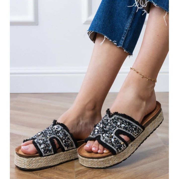 Juodos espadrilės su akutėmis ir platforma