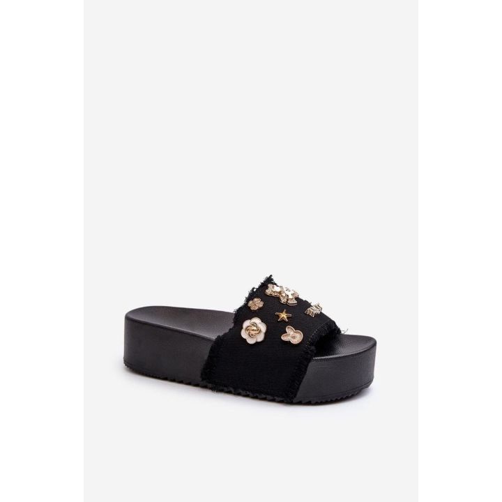Juodos platforminės šlepetės su dekoratyvinėmis detalėmis Step in style