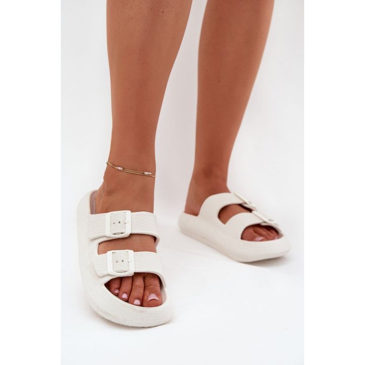 Baltos platforminės basutės su reguliuojamomis sagtimis Step in style