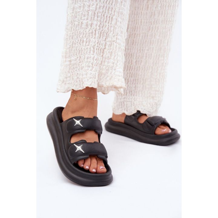 Juodos platforminės šlepetės su dekoratyvinėmis detalėmis Step in style
