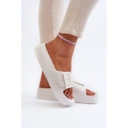 Baltos platforminės basutės su sagtimi Step in style