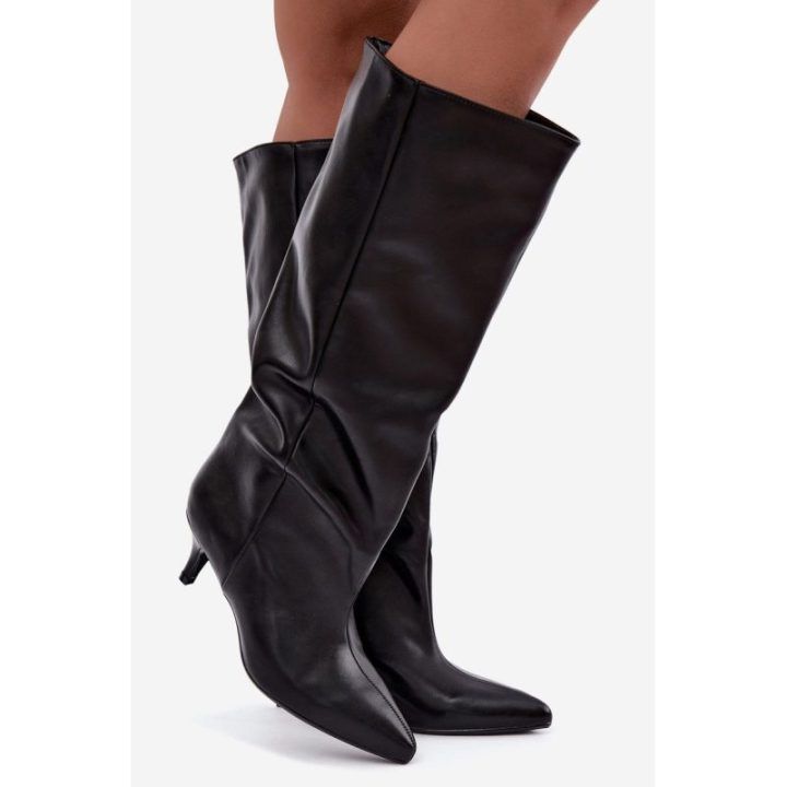 Juodos moteriškos ilgaaulės basutės su plonu kulnu