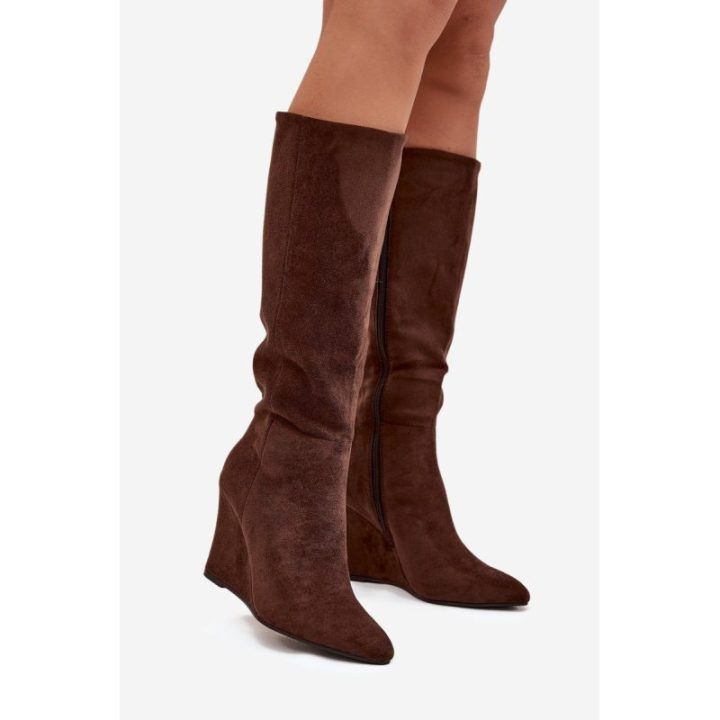 Moteriški pašiltinti ilgaauliai batai iš zomšos imitacijos su pleištiniu padu Rosina, šokolado rudos spalvos