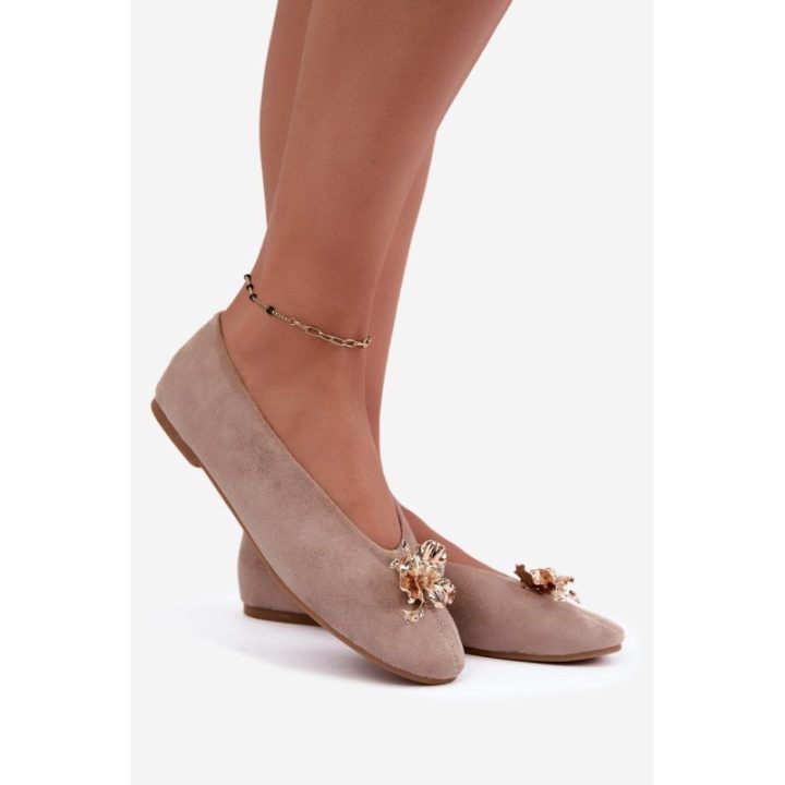 Moteriškos balerinos iš zomšos imitacijos su juvelyrine puošmena Briellea, smėlio spalvos