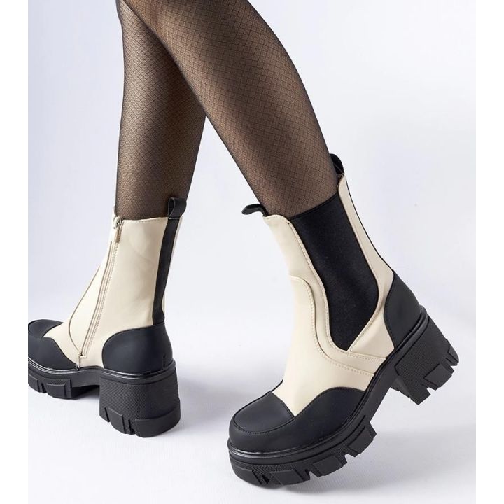 Smėlio ir juodos spalvos masyvūs batai