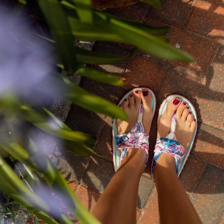 Moteriškos šlepetės per pirštą su susukta juostele Gumbies Slingback