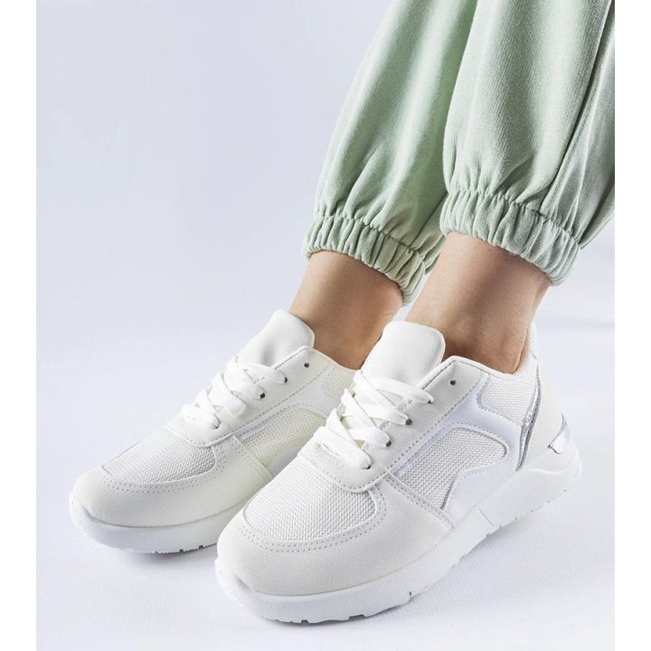 balti kombinuoti medžiagos sportbačiai