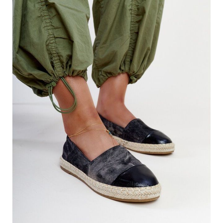 juodos blizgios espadrilės