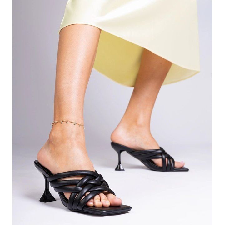Elegantiškos juodos aukštakulnės šlepetės