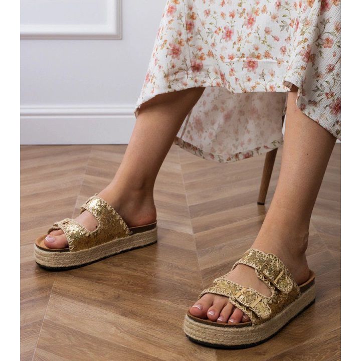 Auksinės espadrilės šlepetės moterims su sagtelėmis