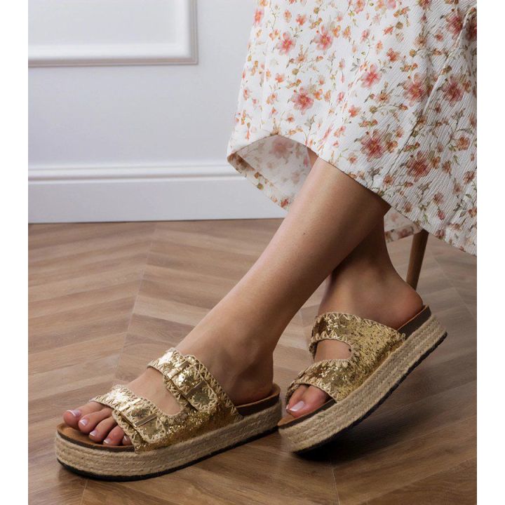 Auksinės espadrilės šlepetės moterims su sagtelėmis