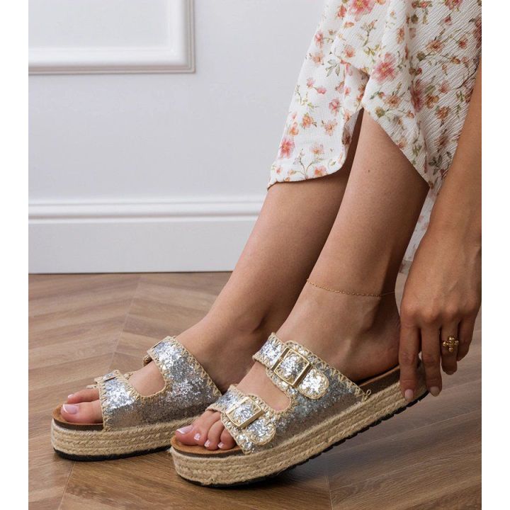 Šlepetės sidabrinės blizgios su sagtimis espadrilės platforma