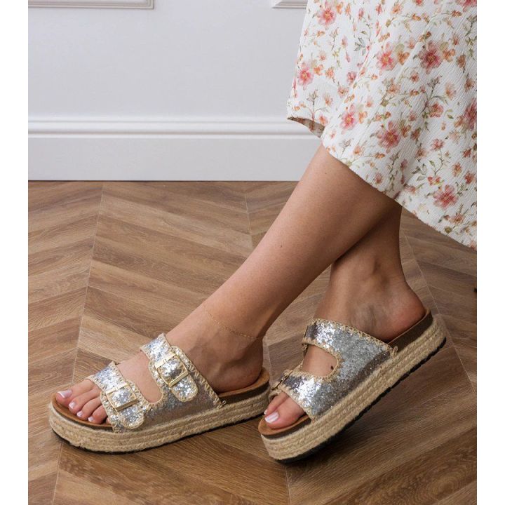 Šlepetės sidabrinės blizgios su sagtimis espadrilės platforma