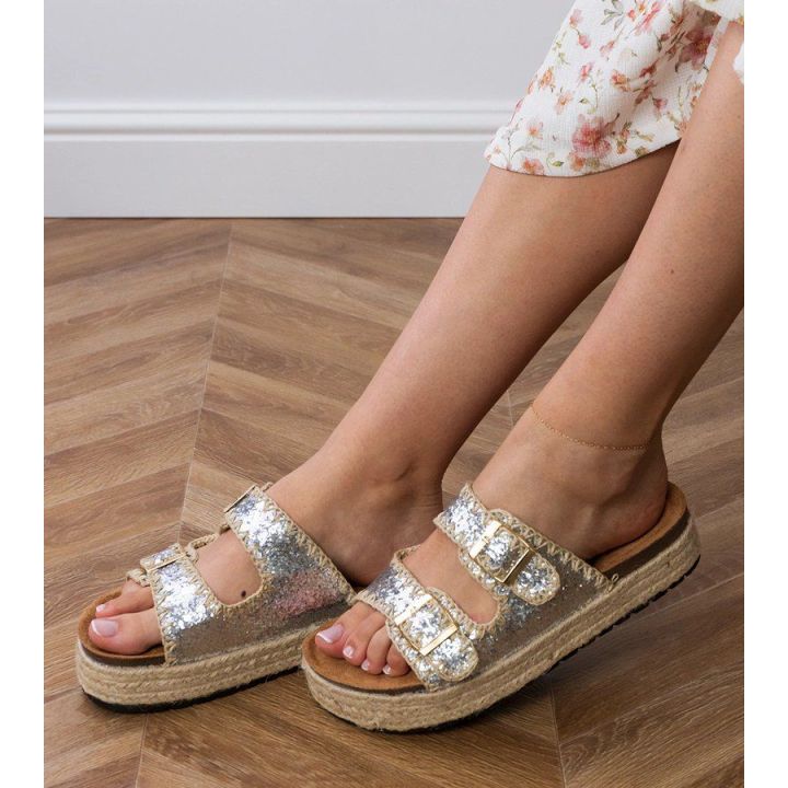 Šlepetės sidabrinės blizgios su sagtimis espadrilės platforma