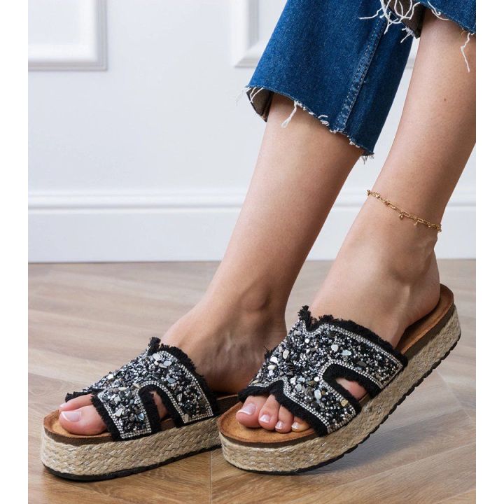 Juodos espadrilės su akutėmis ir platforma